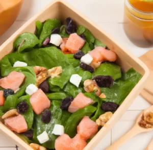 Sałatka z łososiem i serem kozim