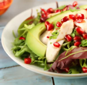 Sałatka z pieczonym kurczakiem, awokado i granatem