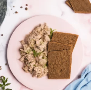 Sałatka z tuńczyka z natką pietruszki, kaparami i pieczywem