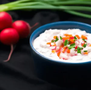 Serek wiejski z rzodkiewką, pomidorem i pieczywem