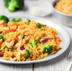 Smażony ryż z brokułami kurczakiem