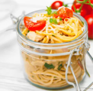 Spaghetti z kurczakiem i pomidorkami koktajlowymi