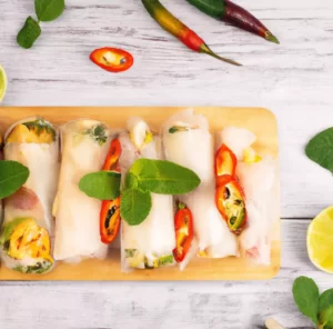 Spring rollsy z kurczakiem, awokado i mango