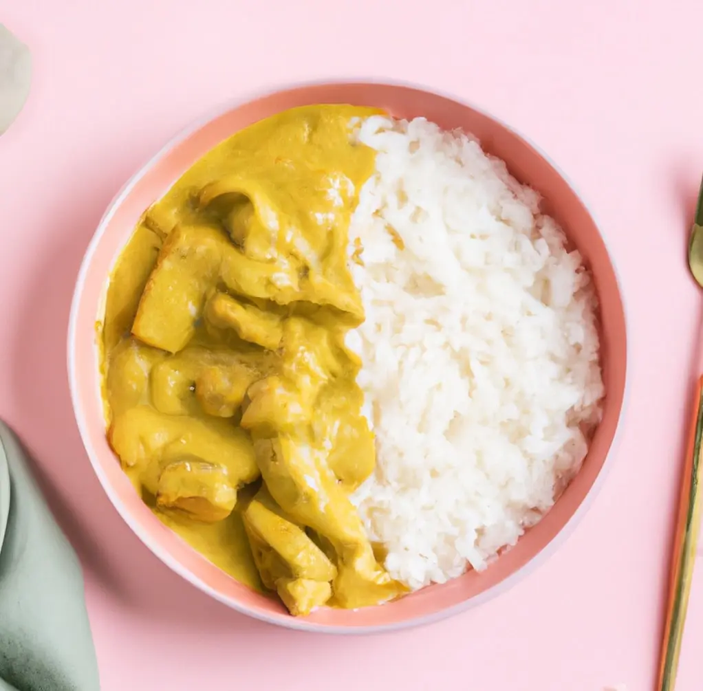 Żółte curry z indykiem, ryżem i groszkiem cukrowym