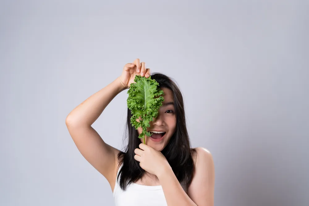 kobieta trzyma świeży jarmuż