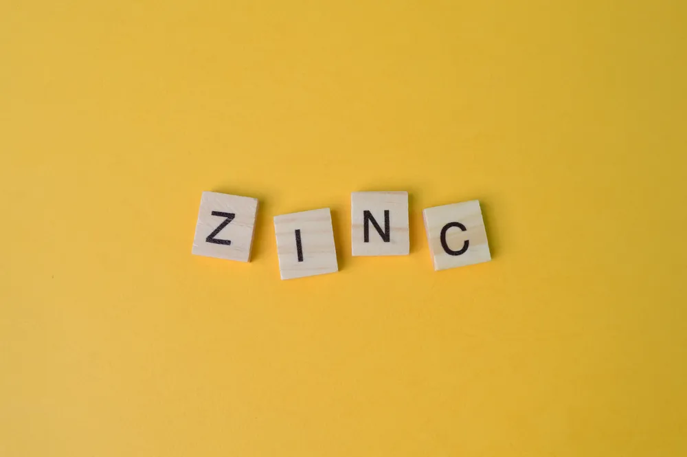 napis cynk na żółtym tle