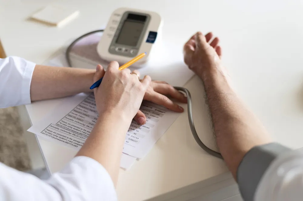 lekarz mierzy ciśnienie pacjentowi