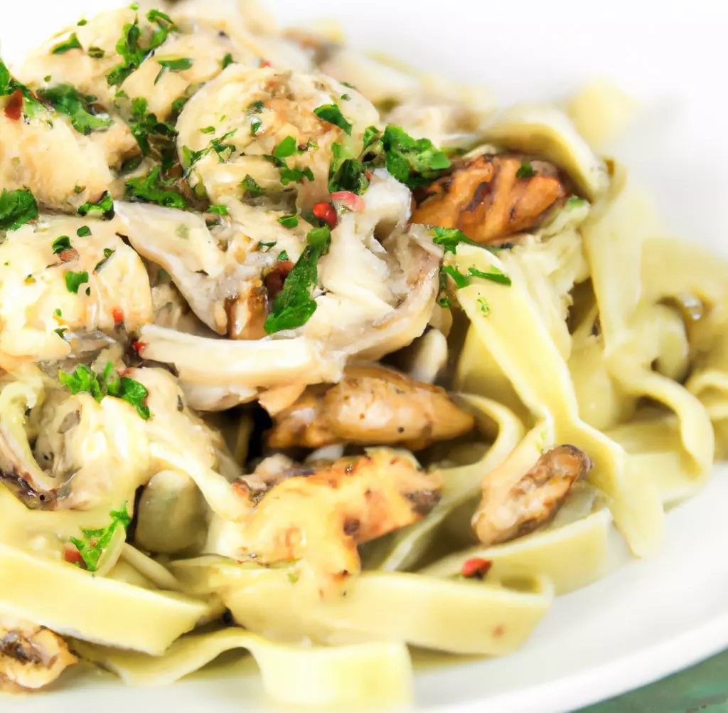 Makaron szpinakowy z kremowym sosem pieczarkowym i kurczakiem