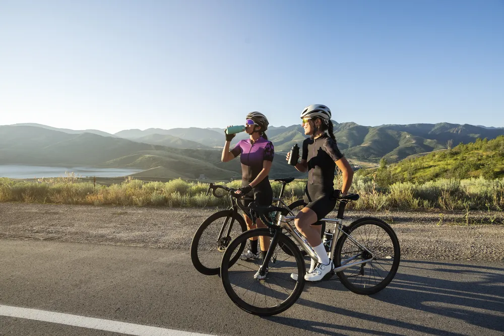 kobiety wykonują trening cardio na rowerze