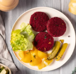 Burger z buraka, jajka, pieczonej papryki i kuskusu