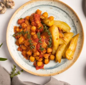 Gulasz z ciecierzycy, bakłażana, papryki i pieczarek z ziemniakami