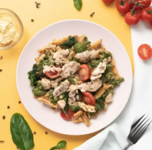 Makaron z indykiem podsmażanym ze szpinakiem i pomidorkami