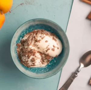 Serek waniliowy z kawałkami czekolady i bananem