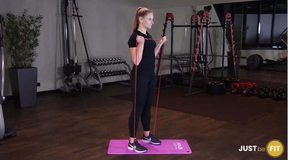 Uginanie ramion z gumą power band w staniu