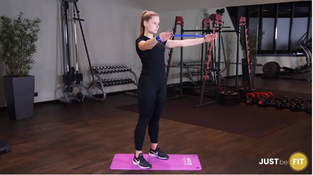 Odwodzenie ramion z gumą mini band ćwiczenia dla początkujących