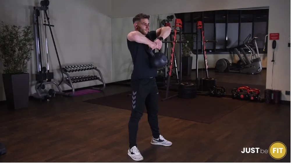 ćwiczenia na barki martwy ciąg z podciąganiem kettlebell do klatki