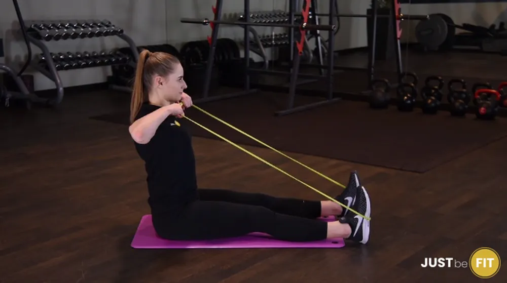 ćwiczenia na barki facepull z gumą power band siedząc