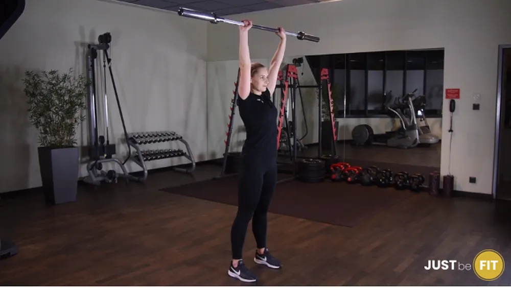 ćwiczenia na barki wyciskanie sztangi nad głowę