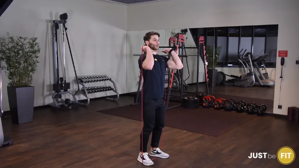 ćwiczenia na barki thruster z gumą power band