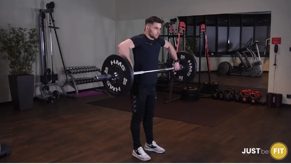 ćwiczenia na barki podciąganie sztangi pod klatkę