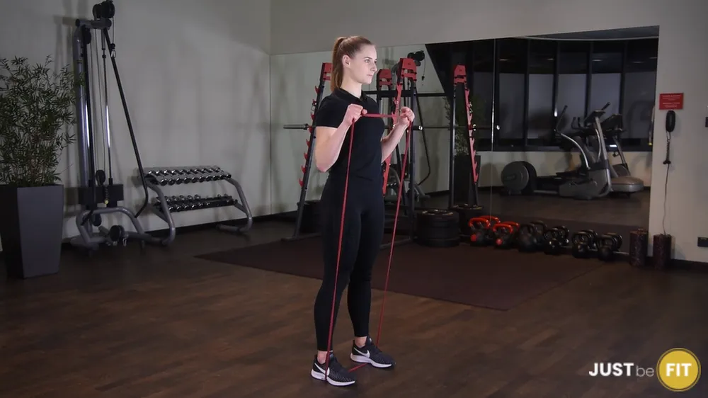 Uginanie ramion z gumą power band nachwytem ćwiczeni na biceps