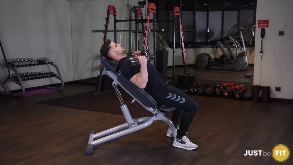 Uginanie ramion z hantlami siedząc na ławce dodatniej ćwiczenia na biceps