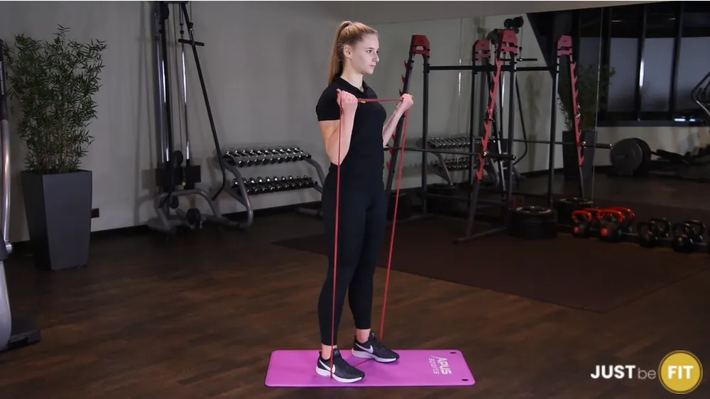Uginanie ramion z gumą power band w staniu ćwiczenia na biceps