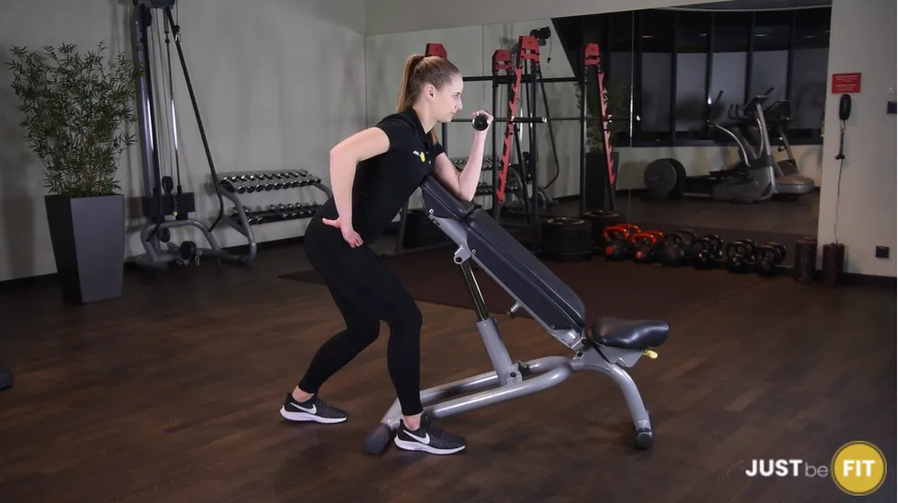 Uginanie ramienia z hantlą na ławce dodatniej ćwiczenia na biceps