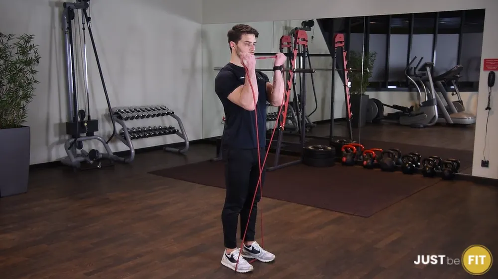 Uginanie ramion z gumą power band w staniu ćwiczenia na biceps