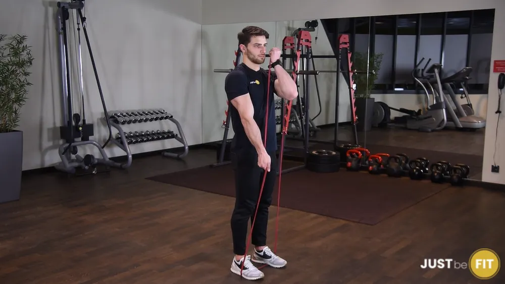 Naprzemienne uginanie ramion z gumą power band w staniu ćwiczenia na biceps