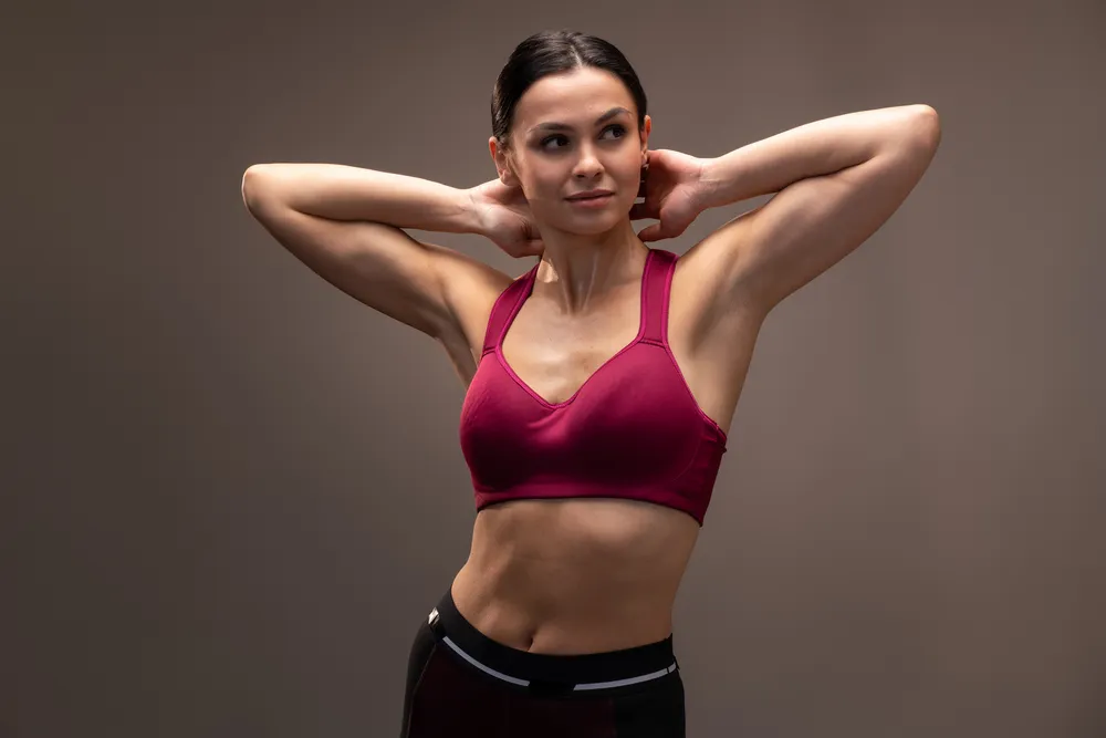 kobieta która wykonywała ćwiczenia na klatkę piersiową