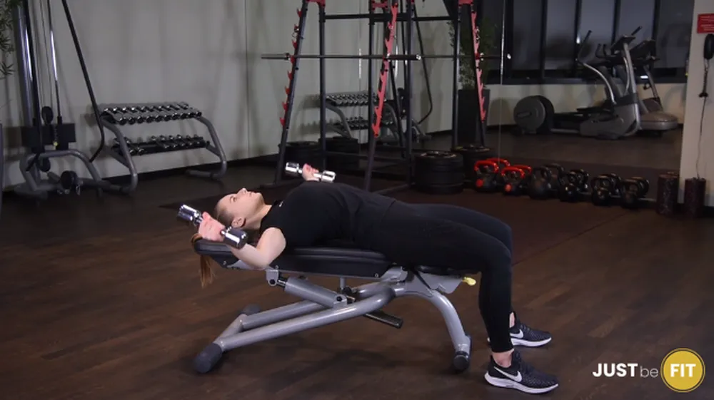 Rozpiętki na ławce prostej z hantlami