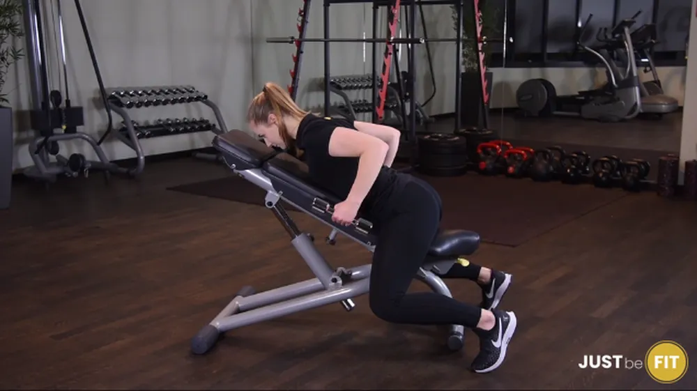 ćwiczenia na plecy wiosłowanie hantlami wąsko w leżeniu przodem na ławce dodatniej