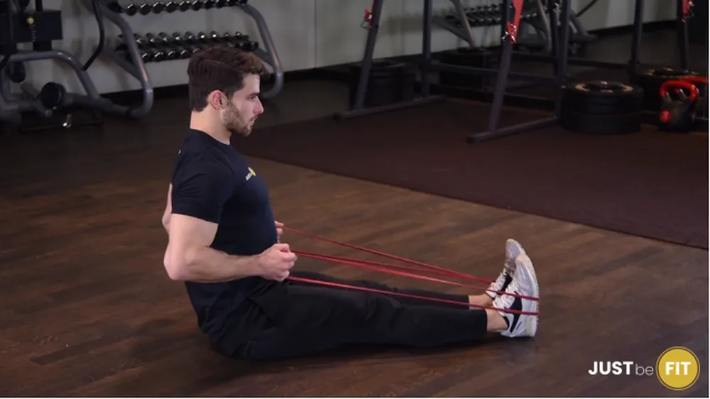 ćwiczenia na plecy wiosłowanie gumą power band w siadzie