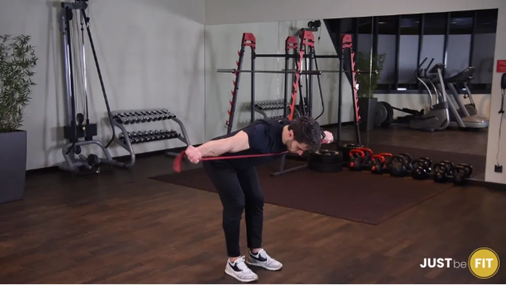 trening pleców rozpiętki z gumą power band w opadzie tułowia