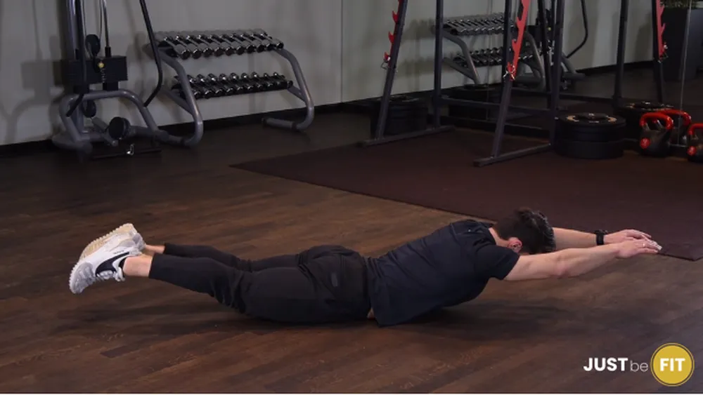 trening pleców superman