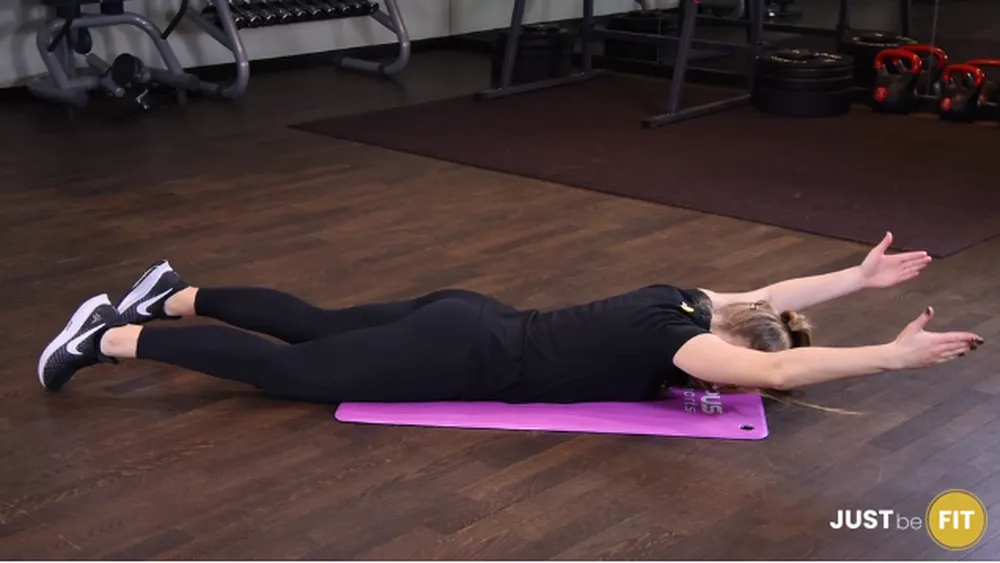 ćwiczenia na plecy unoszenie ramion w leżeniu przodem