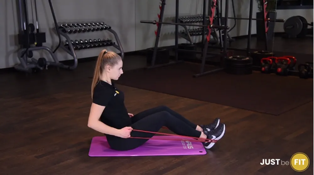 ćwiczenia na plecy wiosłowanie w siadzie z gumą power band