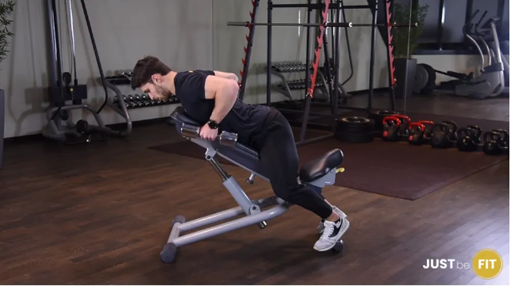 trening pleców wiosłowanie hantlami leżąc przodem na ławce dodatniej