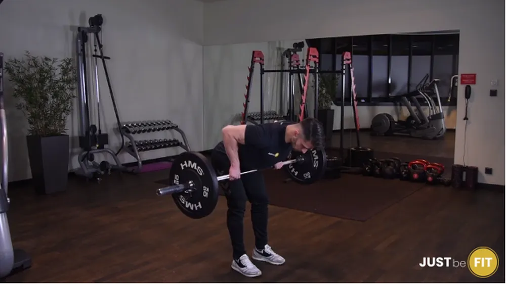 trening pleców wiosłowanie sztangą w opadzie tułowia nachwytem