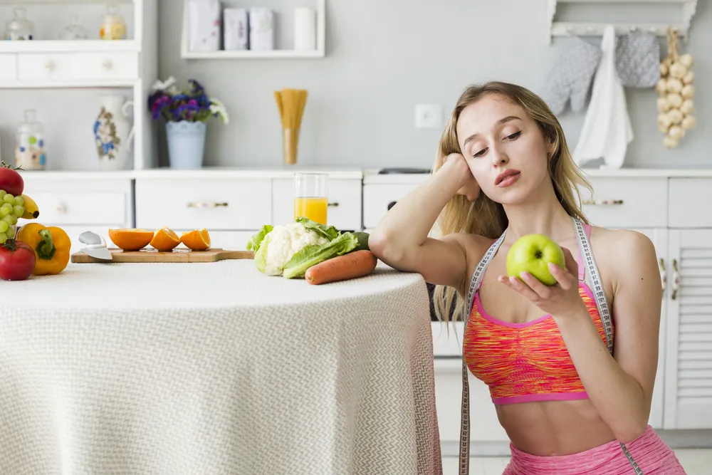 kobieta zastanawia się czy dieta dąbrowskiej ma sens