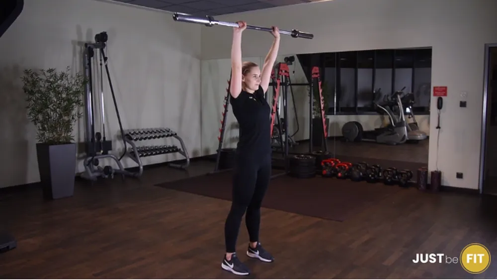 Wyciskanie sztangi nad głowę ćwiczenie na redukcję