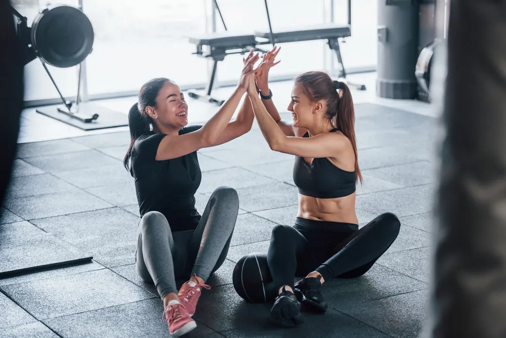kobiety cieszą się ze swoich osiągnięć treningowych
