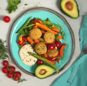 Arancini z mozzarellą i miksem sałat