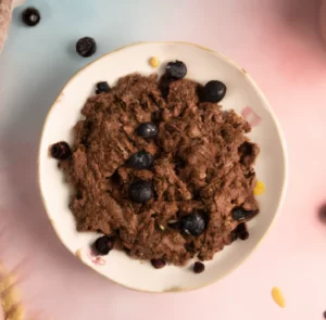 Czekoladowy krem jaglany z porzeczkami