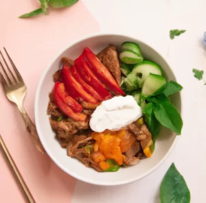 Lekka sałatka gyros z wieprzowiną