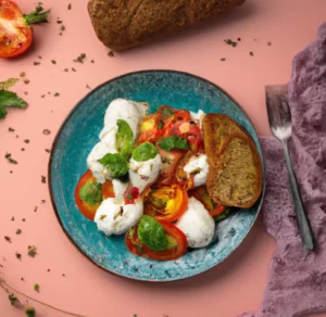 Sałatka caprese z sosem bazyliowym i pieczywem