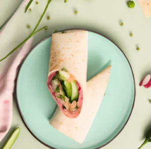 Tortilla z wędzonym łososiem i warzywami