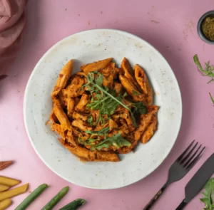 Warzywny sos z mięsem mielonym i makaronem