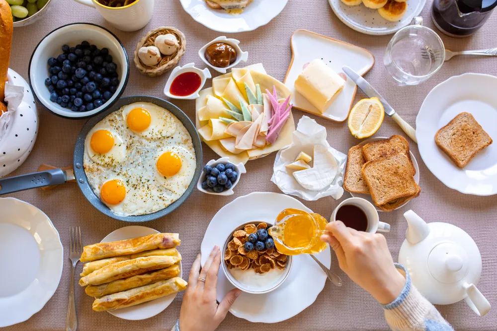 kobieta spożywa dietetyczne śniadanie